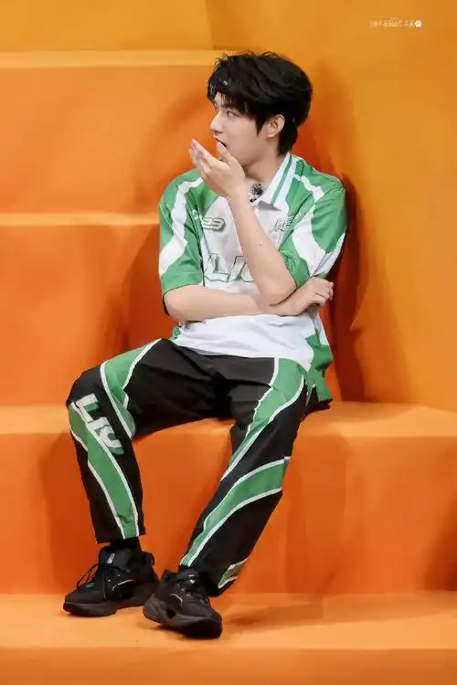 刘耀文超话#刘耀文 幼儿园园长##刘耀文射箭回眸# 耀文公主出现啦!