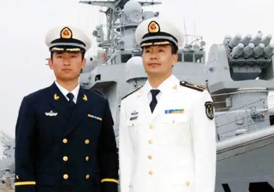 论坛首发07式海军全白春秋常服和藏青常服