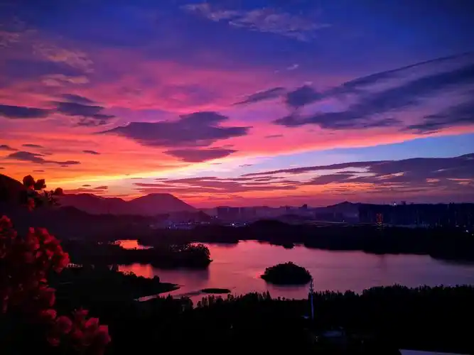 傍晚天空中,醉人的火烧云