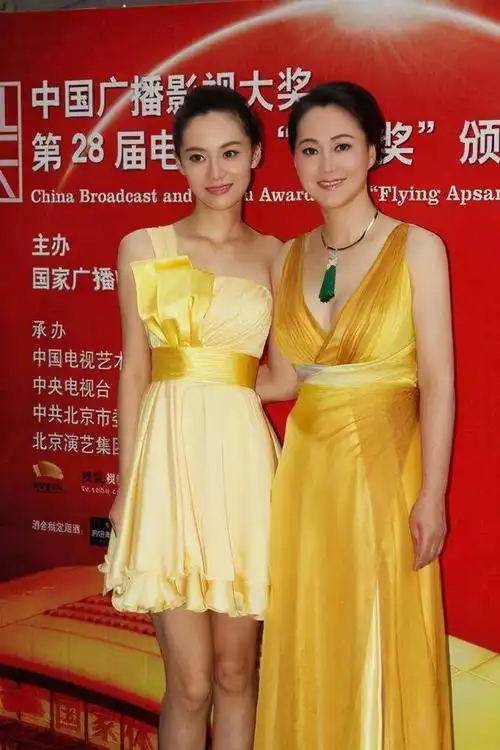 大宋佳携女儿张楚楚,"黑白配"礼服走红毯,母女俩宛若姐妹花