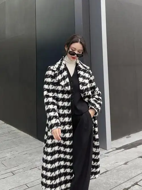 最经典的千鸟格大衣就是黑白配的款式了