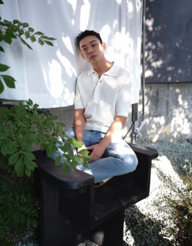 刘亚仁公开简洁寓所,独居15年逗猫为乐,靠液体食物解决吃饭问题