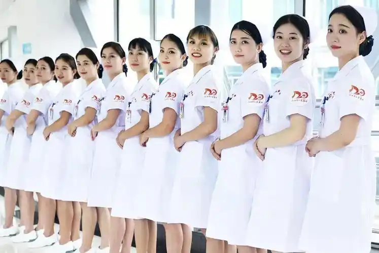 创意拜年舞年前,护理部收集了临床科室常见的药瓶盖等废旧材料,结合