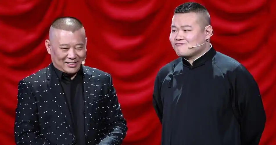 岳云鹏为姐姐买房几年后,五姐与郭德纲合影容光焕发,黑丝配筷子腿太