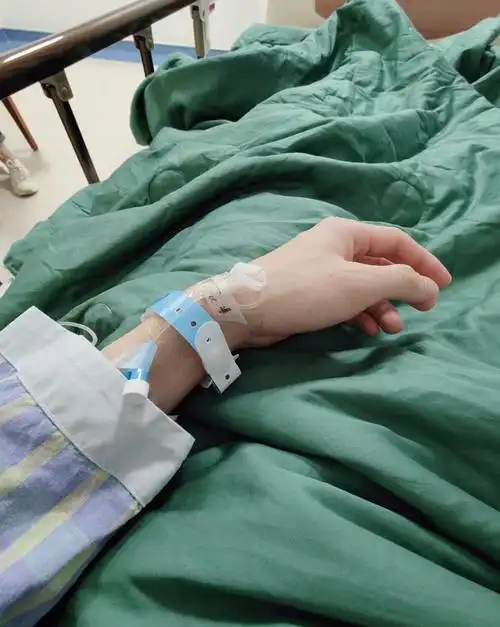 李佳琦停播一周做手术,躺病床上晒吊水照担心喊话:不害怕是假的