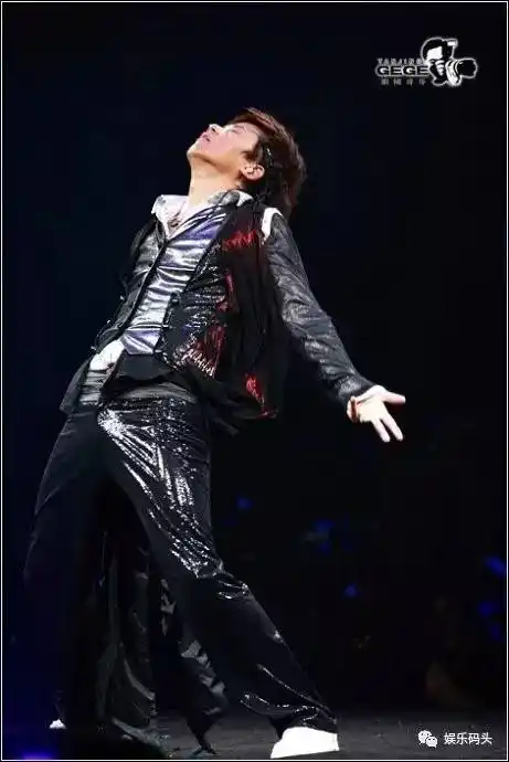 张杰真男人激凸不是一般的挺,与谢娜结婚多年却不孕男明星在舞台上见