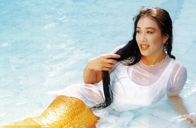 51岁钟丽缇再扮美人鱼,身材曼妙水下献飞吻,时隔29年美貌依旧?