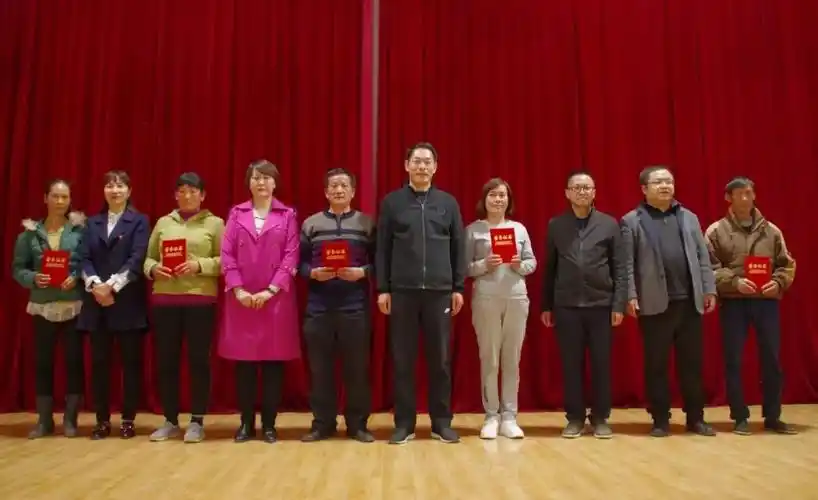 并勉励高三教师克难奋进,精准备考,为元谋的教育托起一片蓝天!