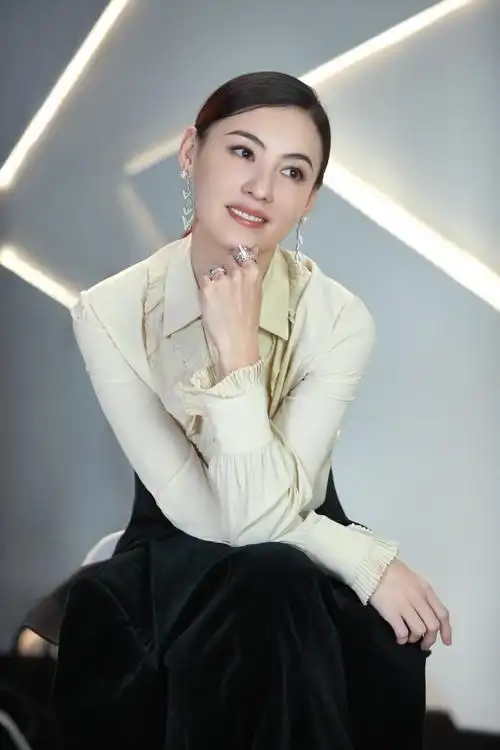 张柏芝西装写真曝光 又甜又飒状态佳