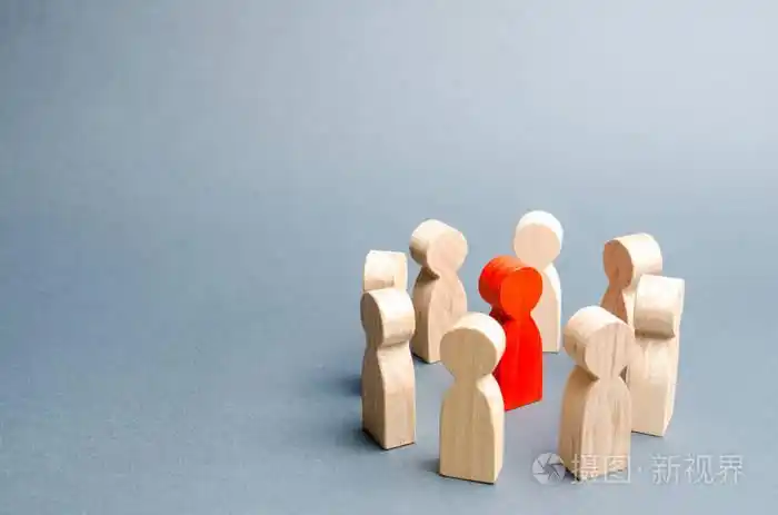 一群人围着一个红的人沟通业务团队团队精神团队精神木制人像一群人