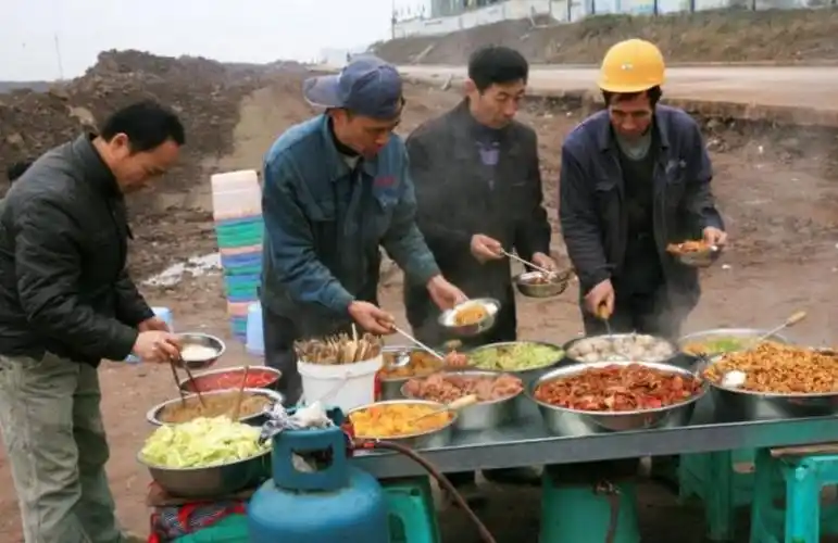 工地上的管饱午餐,看看都有些啥