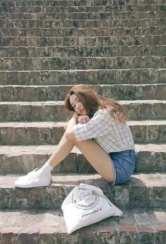 一只脚正常摆着坐着的姿势,另外一只脚翘起来,放在椅子上,或者放在地