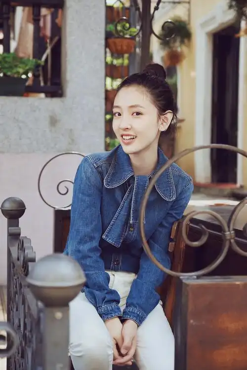 吴倩春日休闲出街蓝衣白裤清新感爆棚