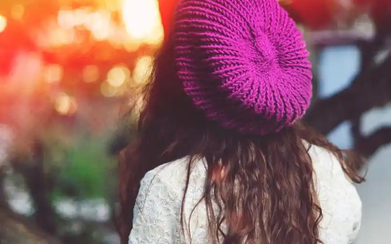 戴帽子女孩的唯美背影图片桌面壁纸