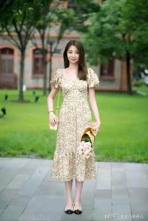 盘点杭州美女的多种印花裙穿搭让你轻松摆脱土气秀出气质