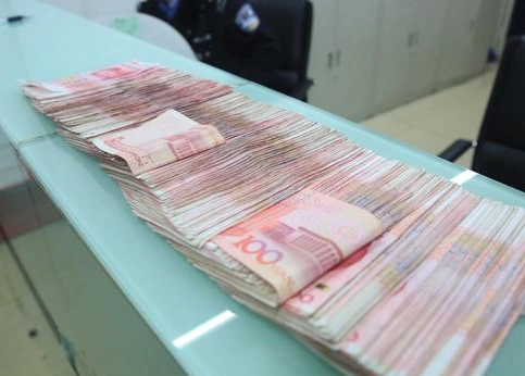 一女子装有四万元结婚礼金和一台笔记本电脑的包丢