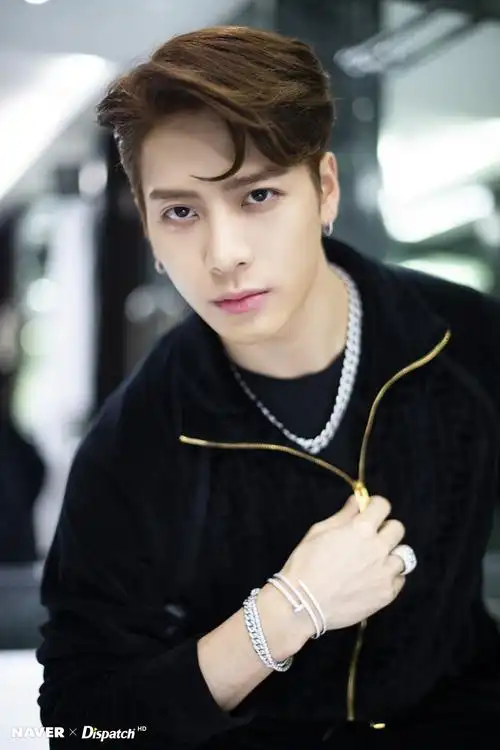 照片中,王嘉尔身穿黑色上衣,休闲中带着精致,散发高贵俊美气息.