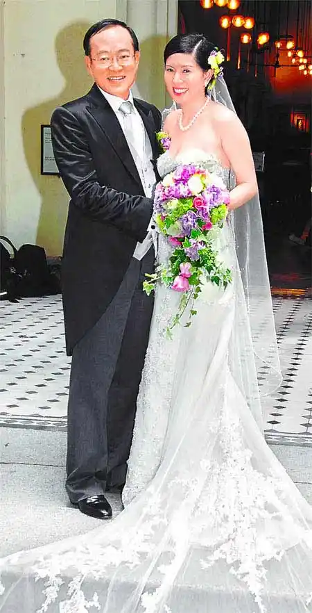 组图:周星驰旧爱罗慧娟41岁出阁 嫁2亿金龟婿