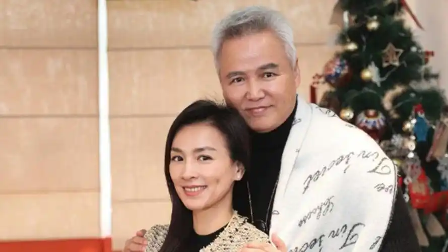 自家17亿大楼连办两场,张庭下跪示爱激动落泪