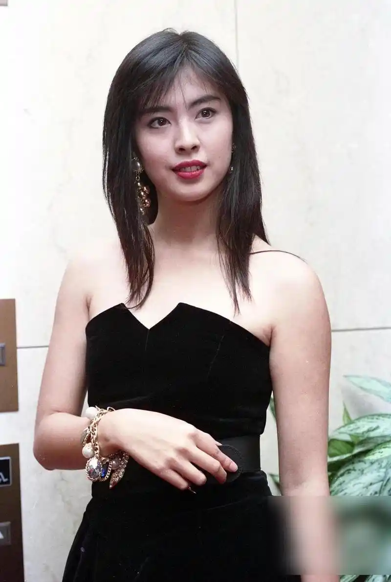 组图:52岁王祖贤餐厅独自就餐 头戴墨镜长发披肩颜值气质在线