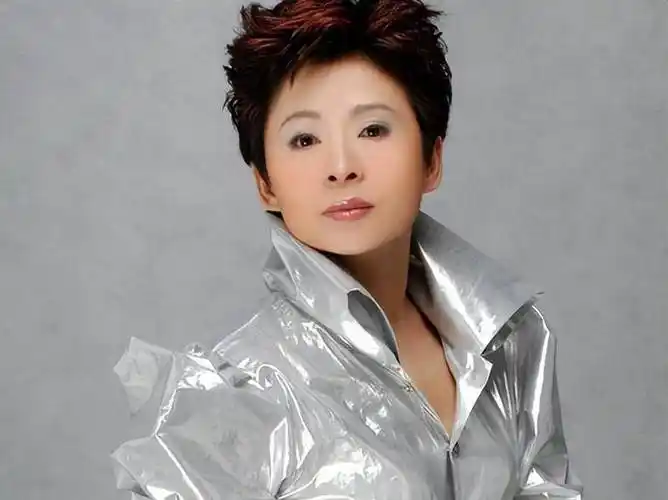 董文华:22岁嫁5年之约,23岁爆火,38岁跌落神坛,今怎样了?