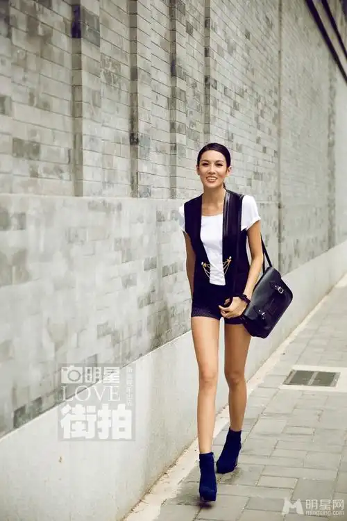 "龙女郎"张蓝心时尚性感街拍秀美腿