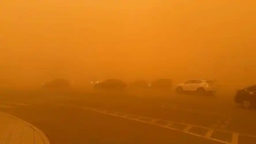 锡林郭勒部分地区出现强沙尘暴天气天空变成橘红色,当地发布停工,停课