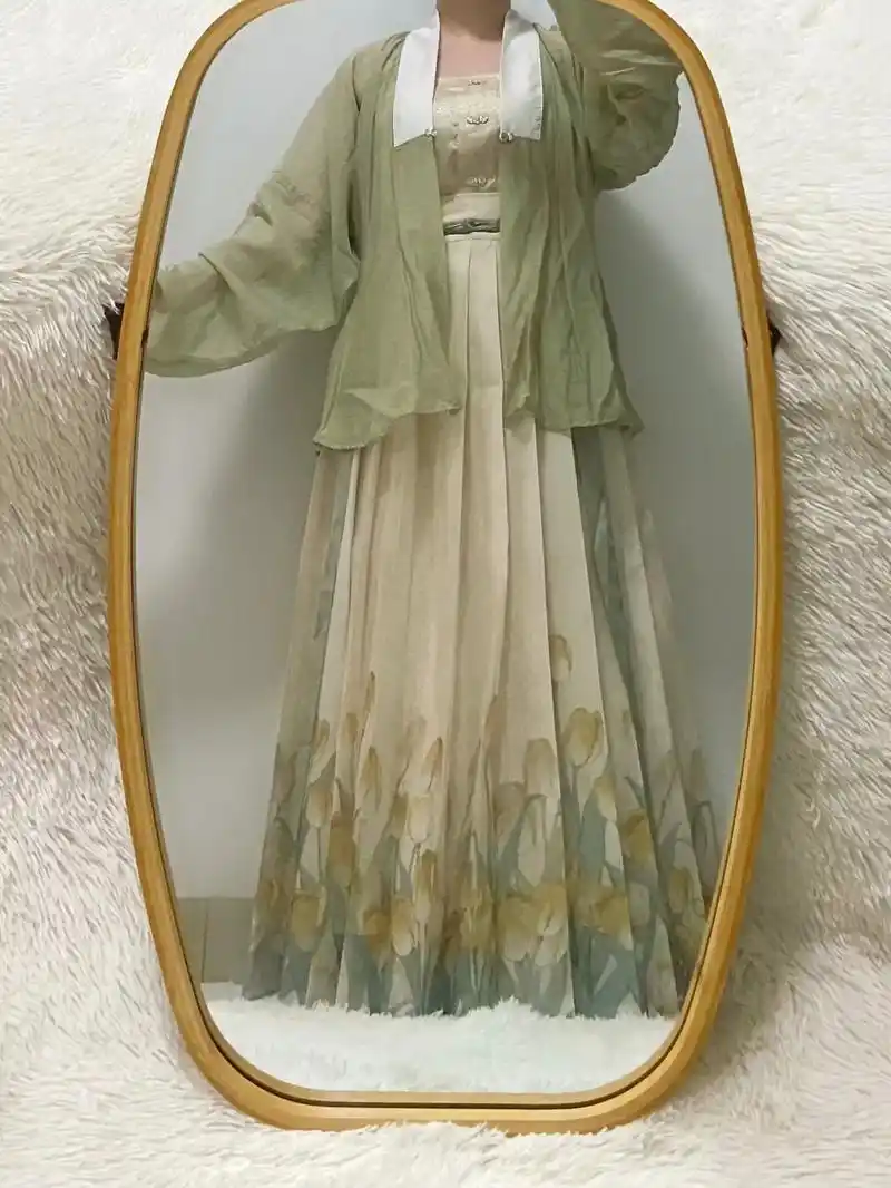 也是第一次在lo家入手一片式褶裙 - 抖音