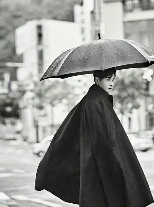 肌肉男:罗晋黑白街拍 沉稳低调尽显男人成熟魅力-小虾米