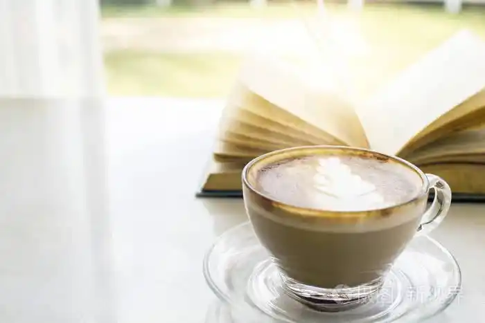 热咖啡,书放在窗外的阳台上,绿色自然,阳光明媚,早晨放松,打破时间