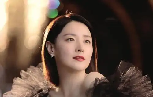 李英爱现身孩子学校成焦点,众家长争相合影,大赞女神"不像48"