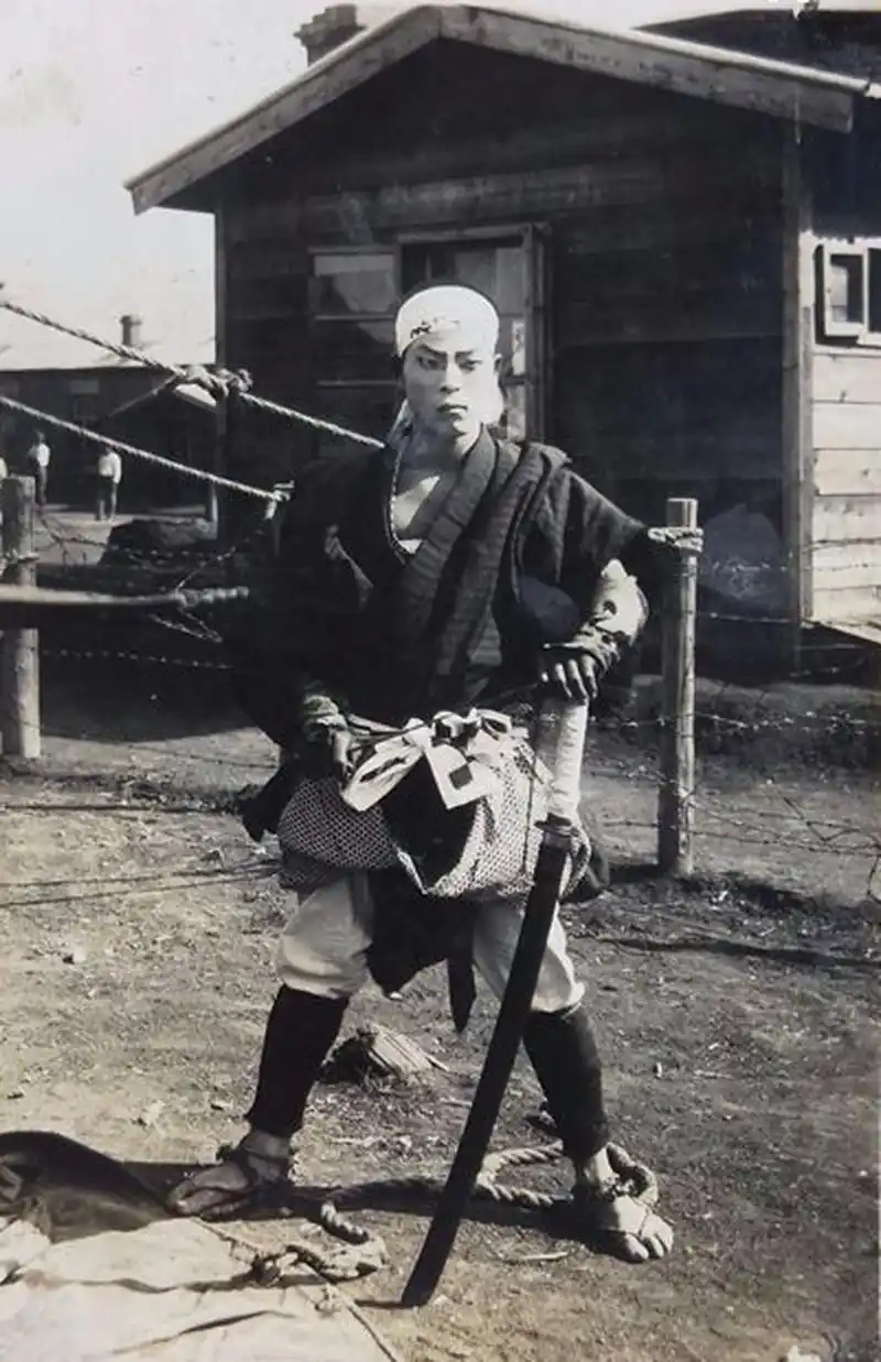 中国学者赵军对日本浪人有一个基本定义:"日本近代史上以所谓经营