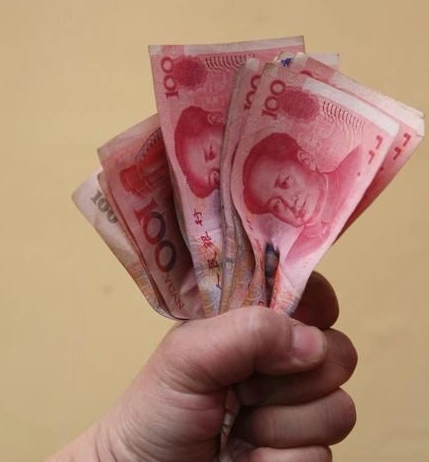 急 求一张手拿800现金的照片 最好是晚上照的