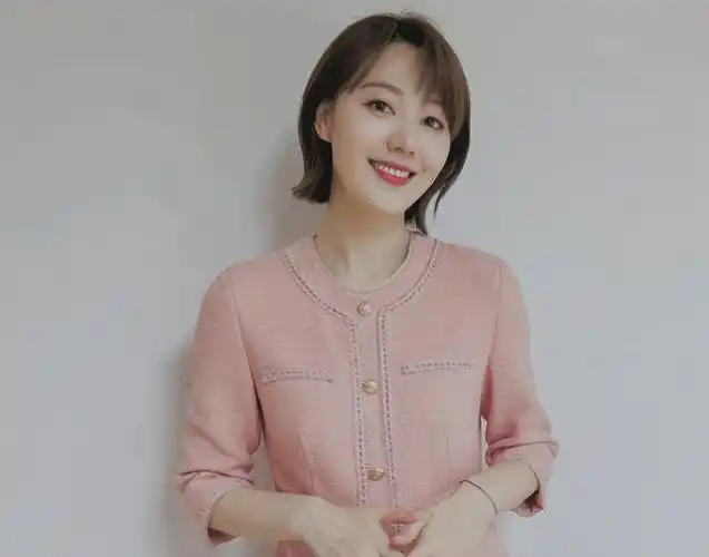 女主持王冠:离开央视4年,深陷"桃色绯闻",被父母催婚13年