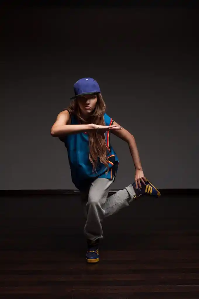 女孩嘻哈舞,显示一些动作的年轻白人嘻哈舞者女人