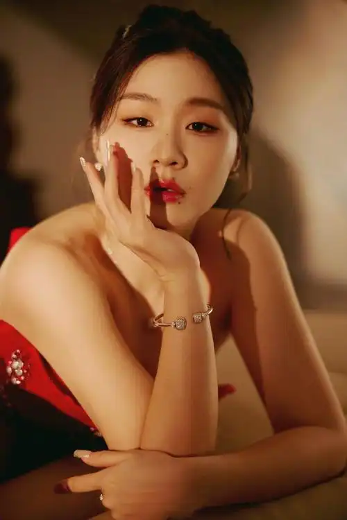 金靖微博视界大会一套泊雾红色一字抹胸长裙明艳大气