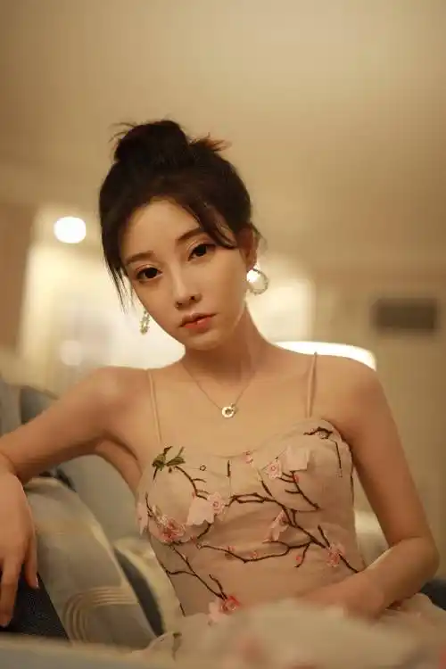 冯提莫三亚游泳引热议,真实身高曝光,不足1米5只能