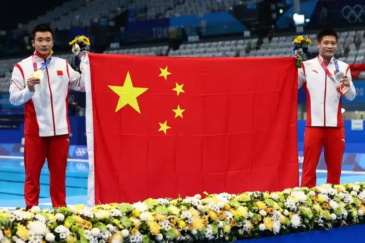 东京奥运会跳水男子10米台颁奖仪式,曹缘,杨健包揽金银牌,共举国旗