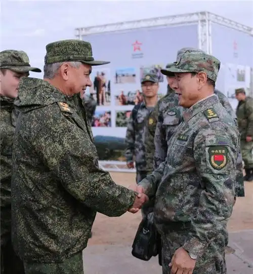 款式为夹克式,肩章,佩戴的套肩军衔和臂章颜色有纯色,混合迷彩色