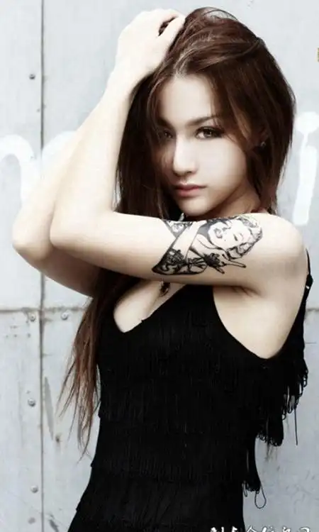 优雅红颜美女纹身图案