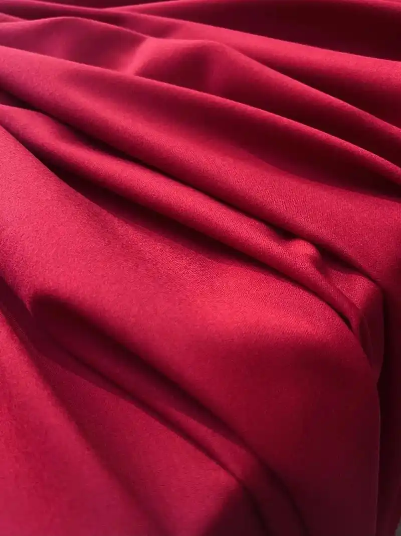 全毛小绒面大红色精纺羊毛面料.