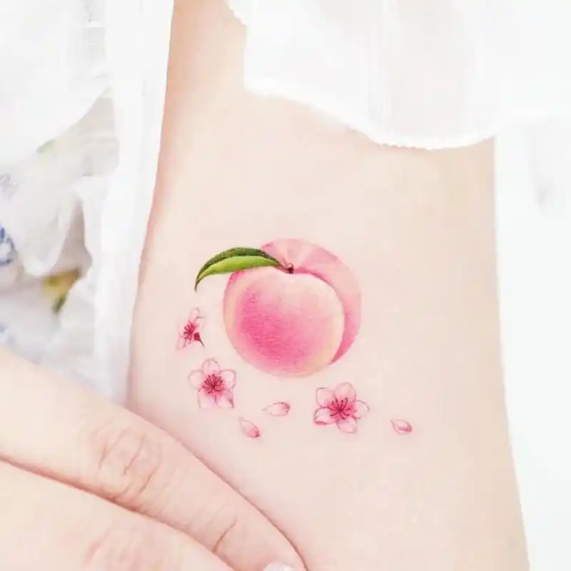 桃子纹身加上桃花的纹身太适合女生了!