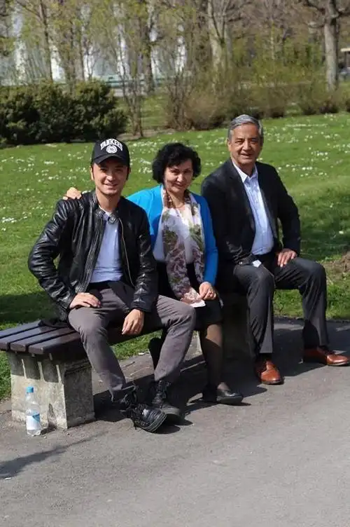 尼格买提一家三口春游79岁爸爸儒雅绅士撞脸秦沛妈妈优雅端庄