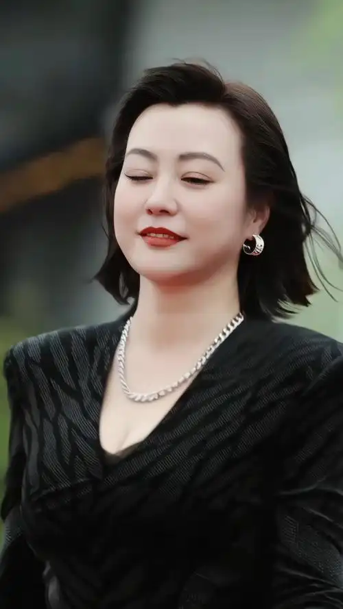 郝蕾气质迷人,状态也太好了!