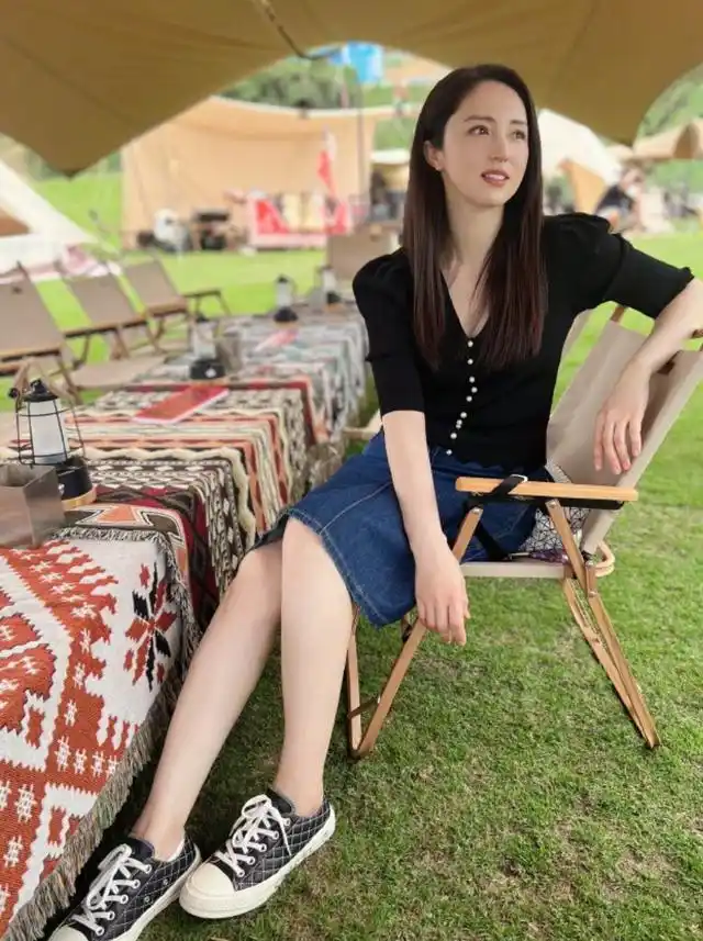 39岁董璇三亚度假,穿短裙秀大长腿似少女,和女儿宛如复制粘贴|董璇|小