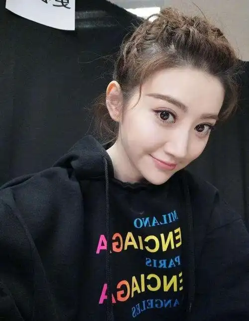 大眼睛很有灵气,特别神,特别可爱.而娃娃脸女生也是如此.