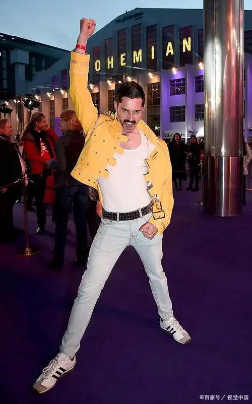 由主唱弗雷迪·默丘里,吉他手布莱恩·梅,鼓手罗杰·泰勒和贝斯手约翰