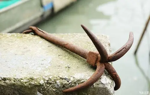 渔家用来固定船只的铁锚,已经锈迹斑斑,看起来已经有些年头了.