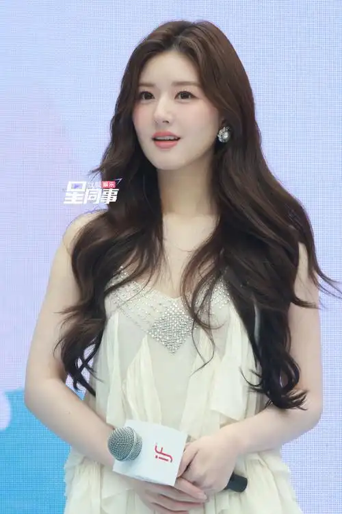 赵露思白裙卷发