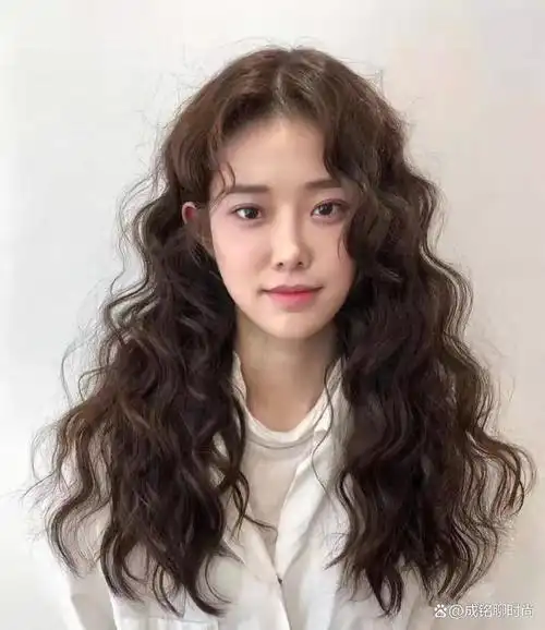 30岁女士烫什么发型显年轻?这六款卷发时髦洋气又减龄,超显气质